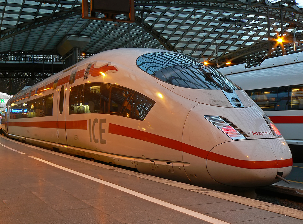 406 054 mit  10 Jahre ICE International -Sticker in K�ln Hbf. am 21.11.2010