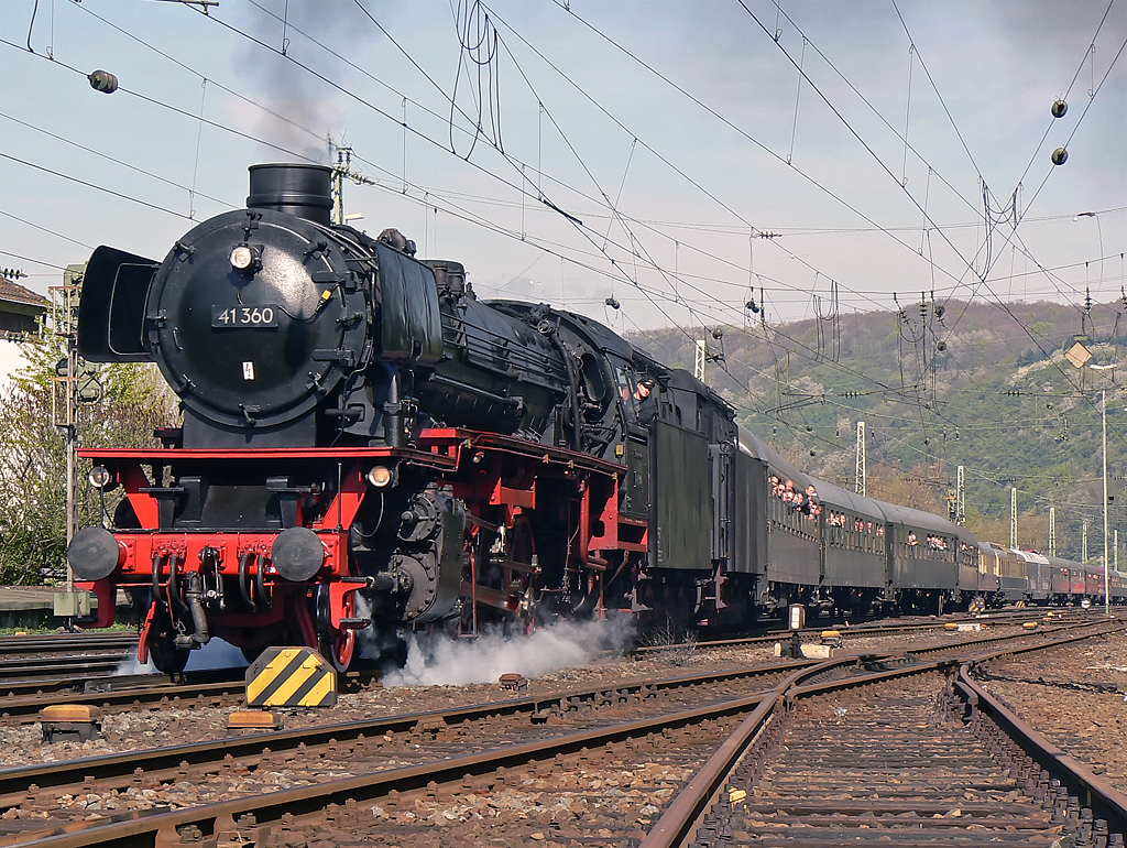 41 360 kommt mit ihrem aus 16 Wagen bestehenden Sonderzug aus K�ln in Linz(Rhein) an , Linz 24.04.2010