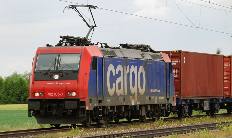 482 035-3, aufgenommen am 27.05.11, bei der Durchfahrt durch Gersthofen.