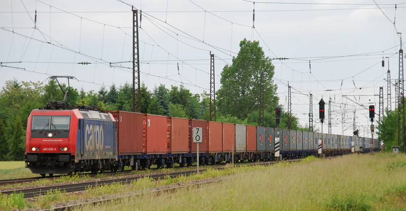 482 035-3, aufgenommen bei der Durchfahrt mit einem Containerzug bei der Durchfahrt durch Gersthofen, am 27.05.11.
