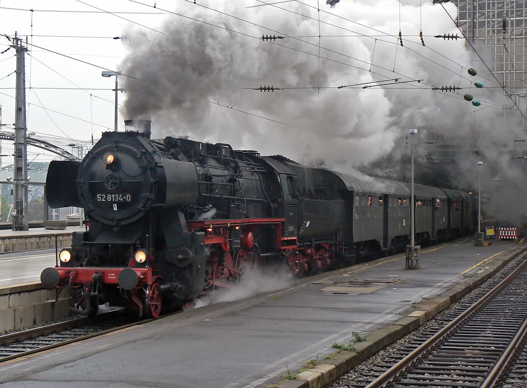 52 8134-0 bei der Ausfahrt in K�ln Hbf am 16.10.2010 
