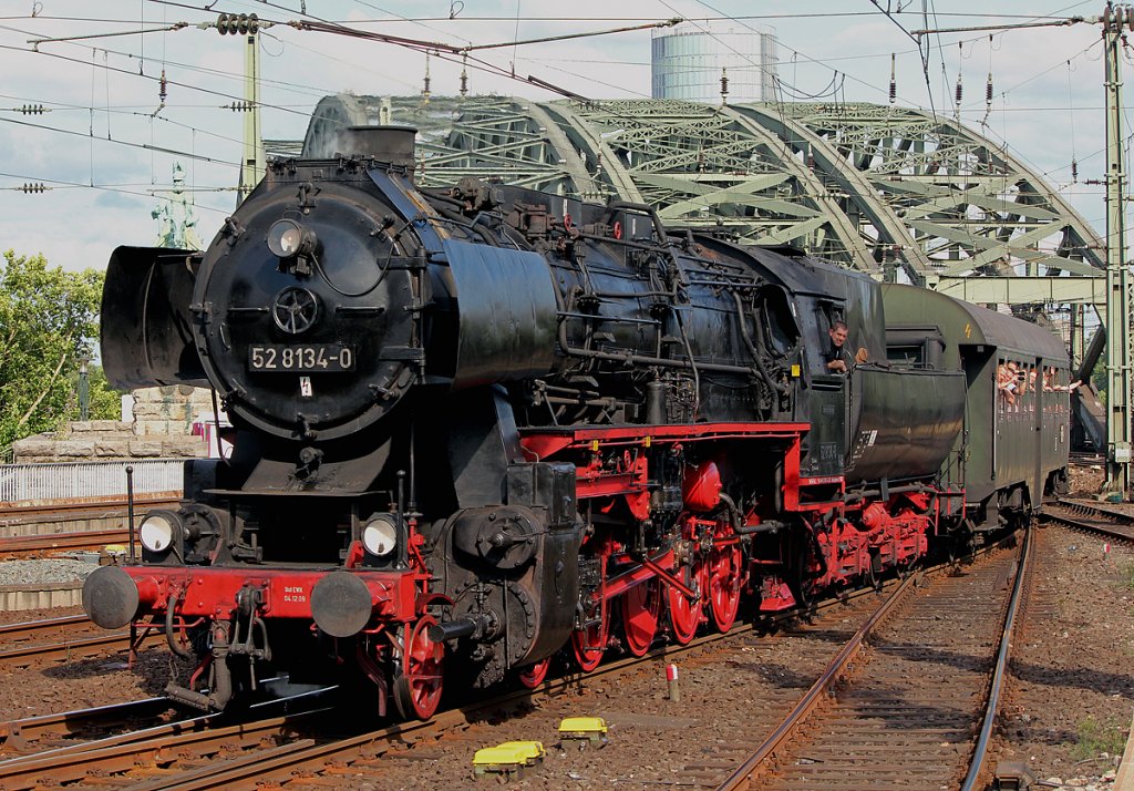 52 8134-0 der Eisenbahnfreunde Betzdorf bei der Einfahrt in K�ln Hbf mit einem Sonderzug zu  K�lner Lichter  am 09.07.2011