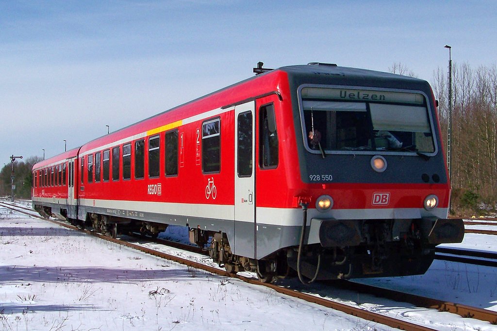 928 550 f�hrt in den Bahnhof Munster ein (07.03.10)
