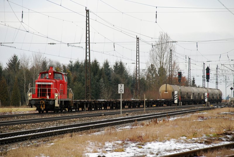 Am 18.01.10 hatte die 362 550-6 mal einen richtig langen G�terzug zu rangieren! Aufgenommen bei der Durchfahrt durch Gersthofen, Strecke Donauw�rth-Augsburg.