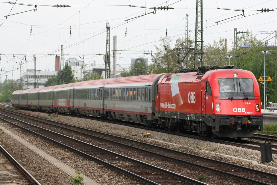 Am 22.05.2010 war in M�nchen Premiere,der erste Euro City mit 1216 011 auf dem Weg nach Verona.Augenommen in M�nchen-Heimeranplatz