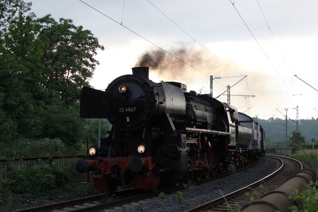 Bei Niederlahnstein kommt 52 4867 am 22.05.2011 vorbei
