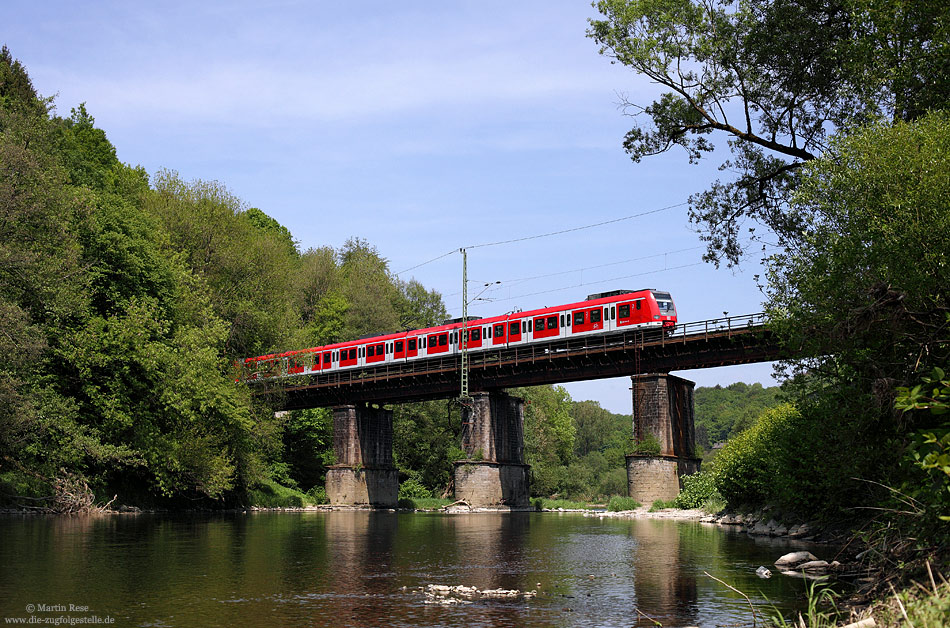 Bei Rosbach �berquert ein K�lner 423 als S12 ach Au die Sieg. 5.5.2011