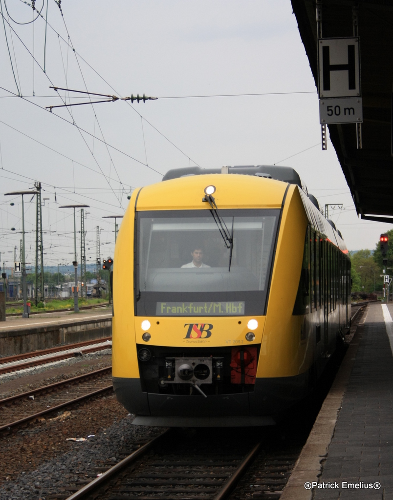 Dann kam ebenfalls am 11.05.2010 dieser LINT41 der Tanusbahn GmbH. Ich verstehe aber nicht das der Lokf�hrer Europaks in den Ohren hatte.