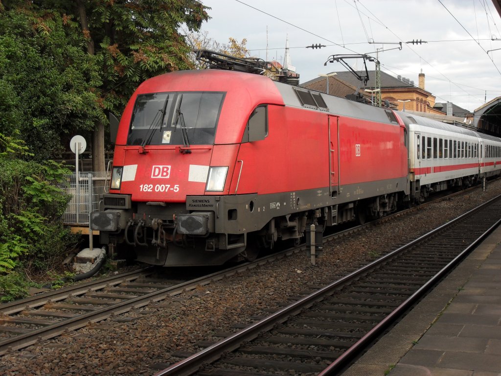 DB 182 007-5 am IC 2022 im Bonner Hbf am 15.10.10