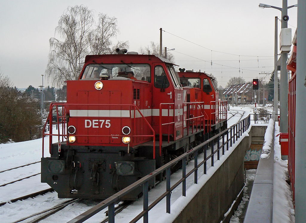 DE 75 der HGK mit Schwesterlok auf dem Weg zu weiteren Rangierarbeiten in Br�hl-Vochem am 28.12.2010