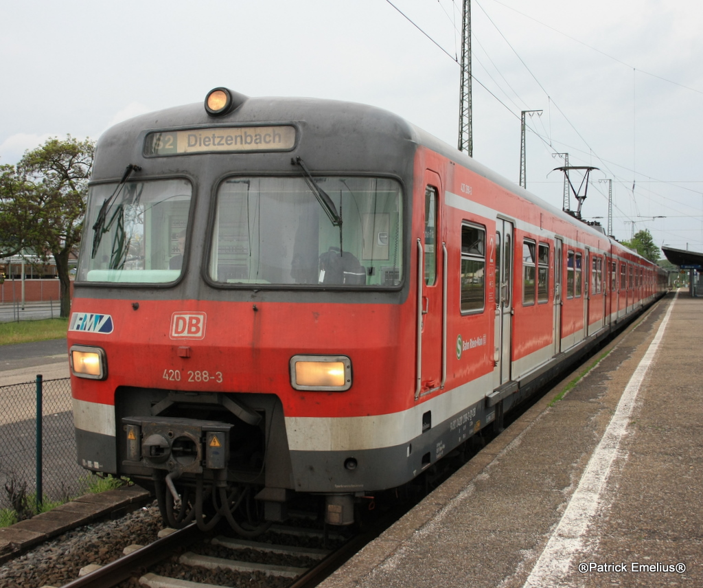 Der 420 288-3 wartet am 11.05.2010 in Frankfurt am Main Farbwerke auf Abfahrt in Richtung Frankfurt am Main H�chst