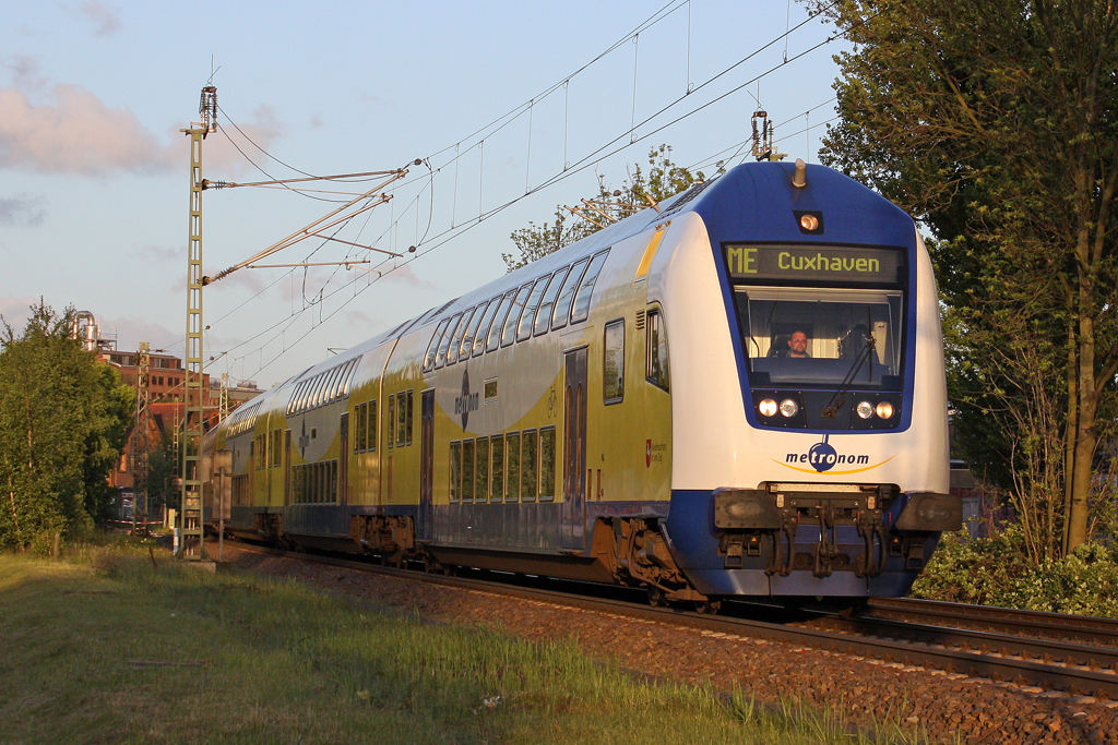 Der Metronom nach Cuxhafen in Hamburg Unterelbe am 16,05,12