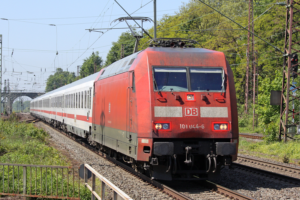 Die 101 044-6 in Wuppertal Vohwinkel am 23,05,10