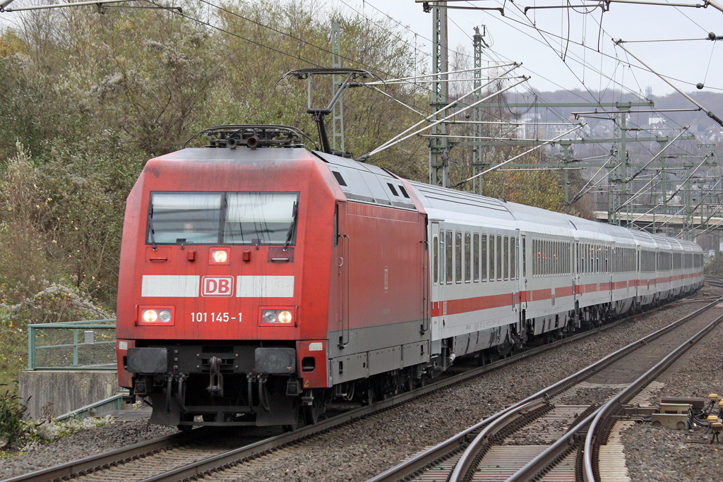 Die 101 145-1 in Wuppertal Vohwinkel am 12,11,10