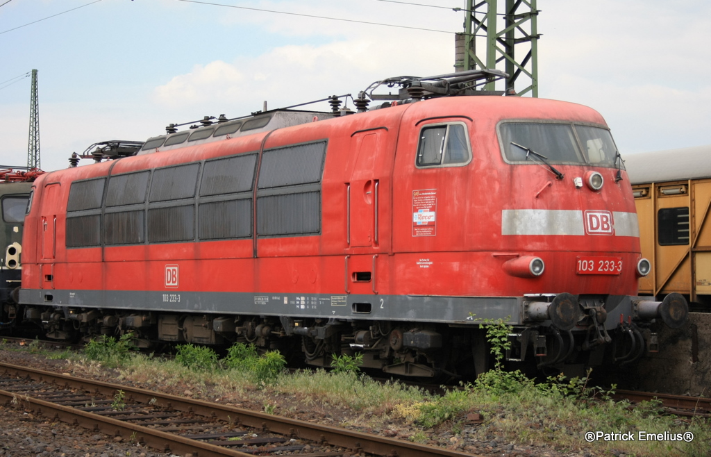 Die 103 2033 steht am 13.03.2010 als Ersatzteilspender im DB Museum Koblenz.