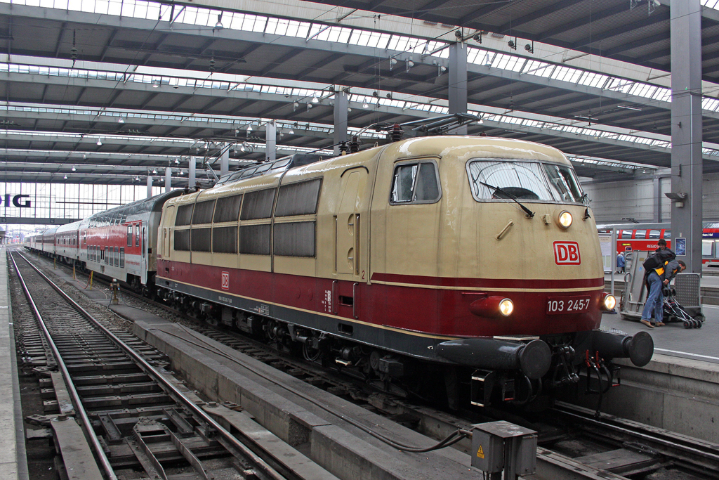 Die 103 245-7 mit CNL 483 in M�nchen Hbf am 07,08,10