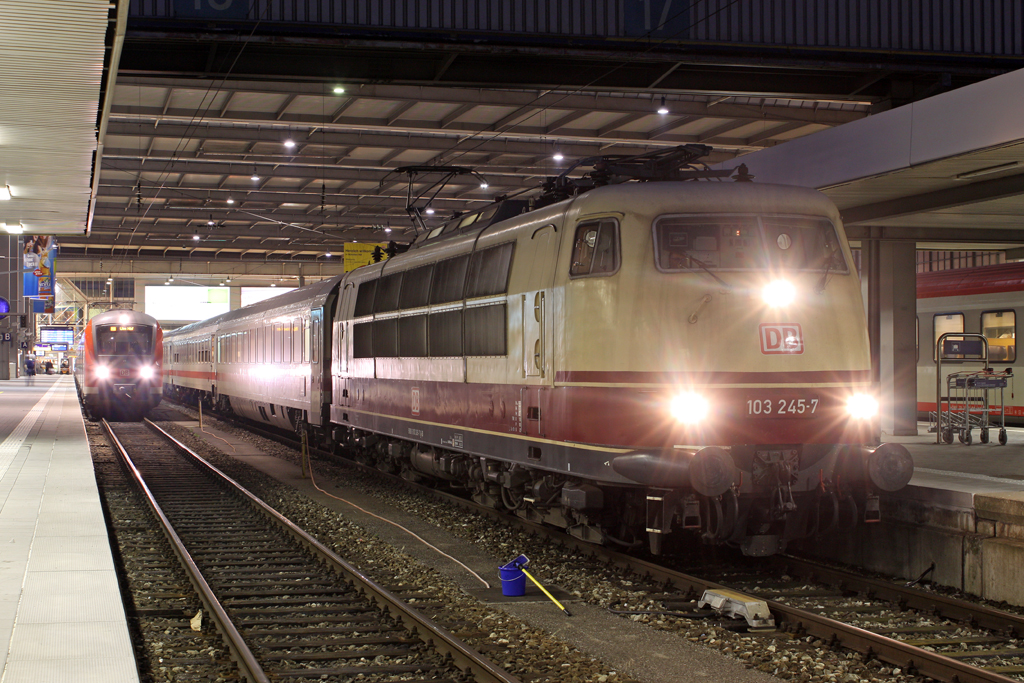 Die 103 245-7 in M�nchen Hbf am 31,07,11