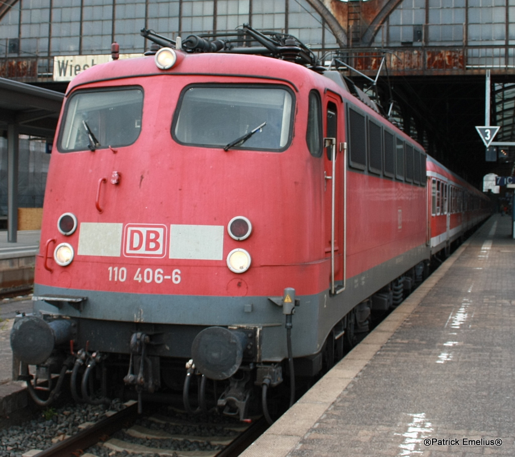 Die 110 406-4 vedrtritt am 22.06.2010 eine 143 vor einem RE. Hier in Wiesbaden HBf.