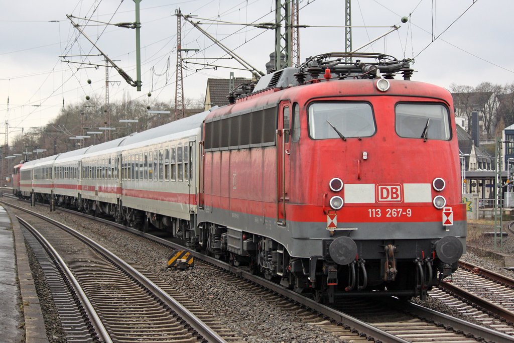 Die 113 267-9 hing kalt am IC 2862 in Wuppertal Vohwinkel am 20,03,10