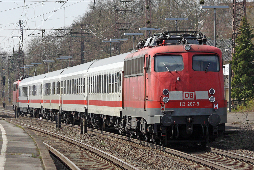 Die 113 267-9 mit dem IC 2862 richtung Bonn in Wupperal Vohwinkel am 07,04,10