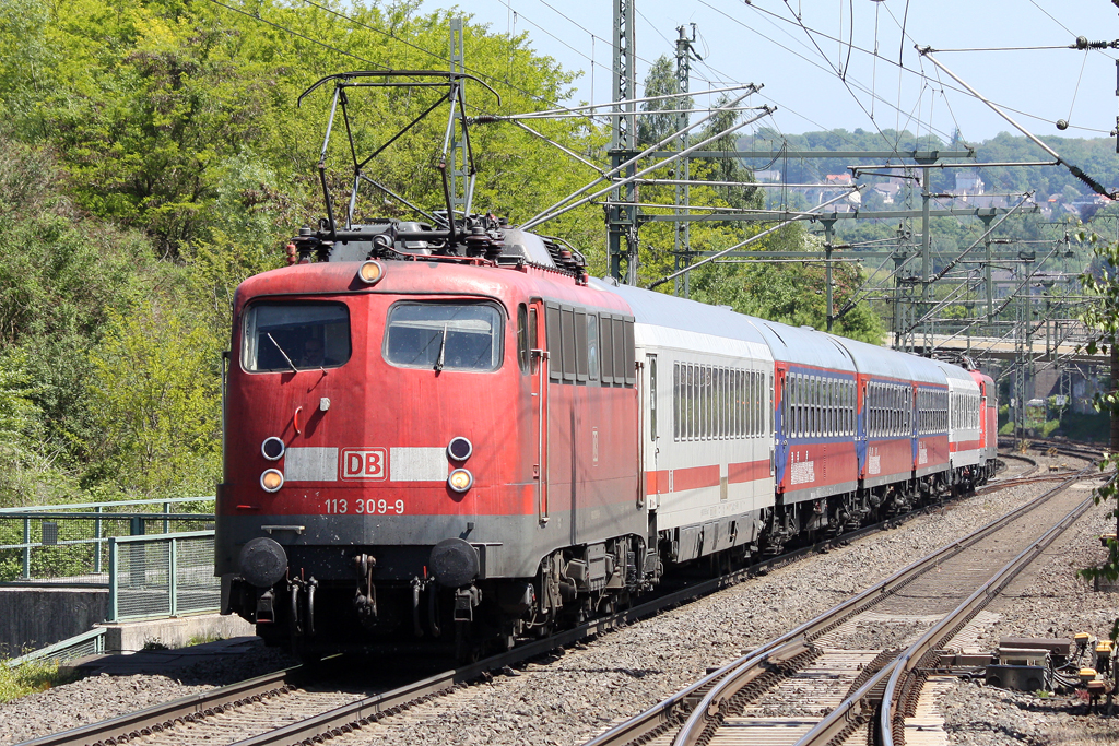 Die 113 309-9 mit dem IC 2862 in Wuppertal Vohwinkel am 23,05,10