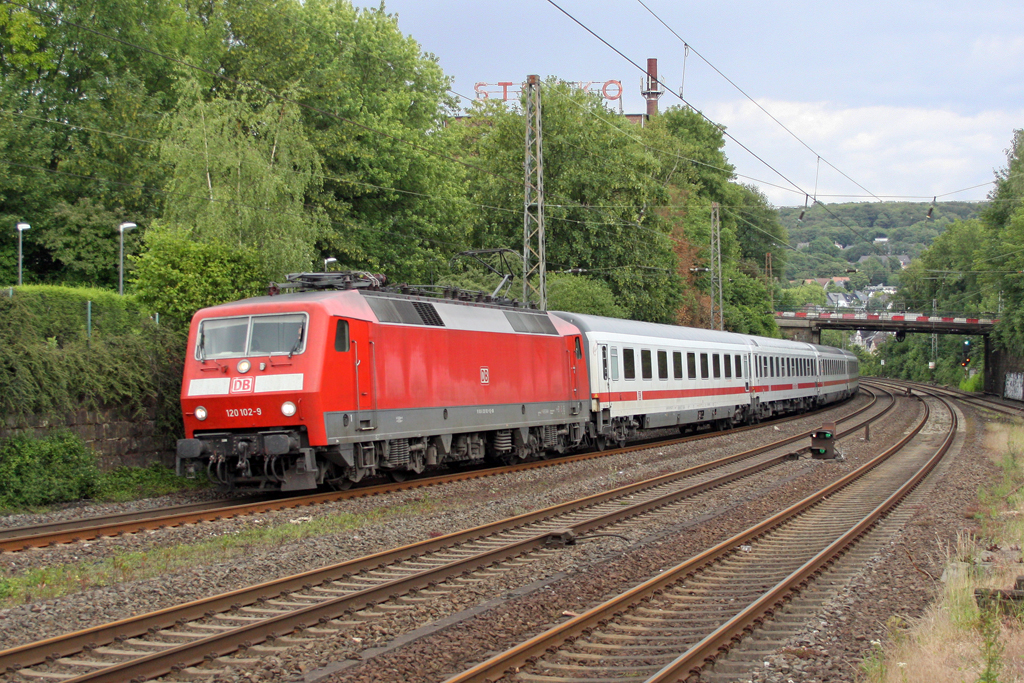 Die 120 102-9 in Wuppertal Sonnborn am 10,06,11
