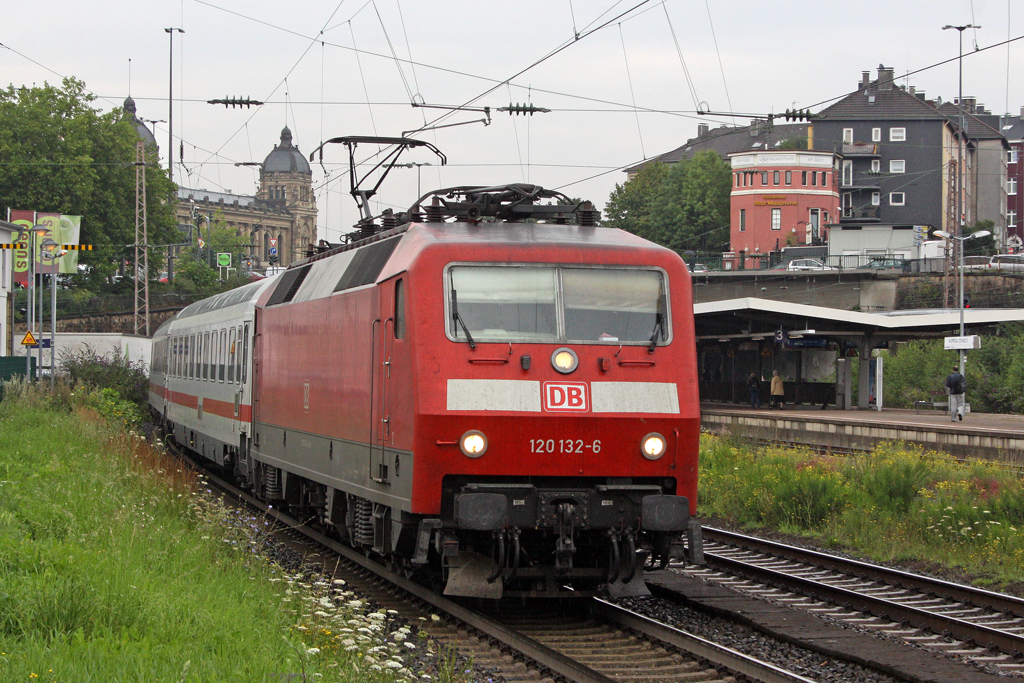 Die 120 132-6 in Wuppertal Steinbeck am 21,07,11