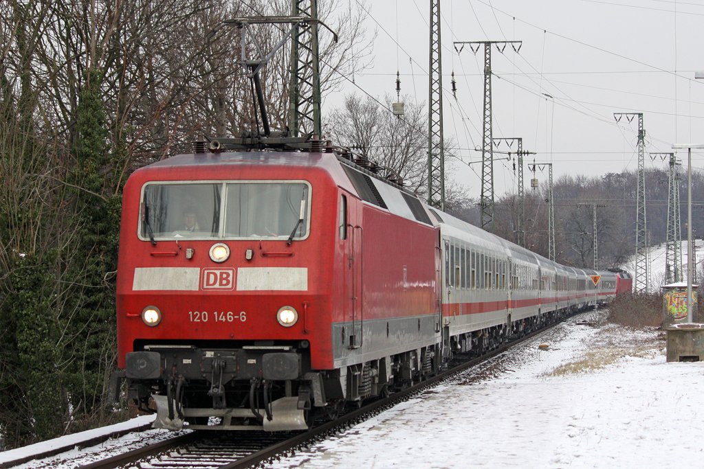 Die 120 146-6 mit einen ICE Erstzug in K�ln West am 06,01,10