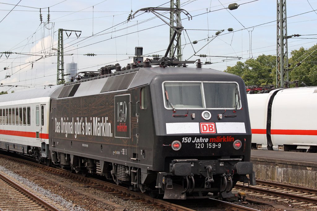 Die 120 159-9 mit einen ICE Ersatzzug in K�ln Deutz am 31,07,09