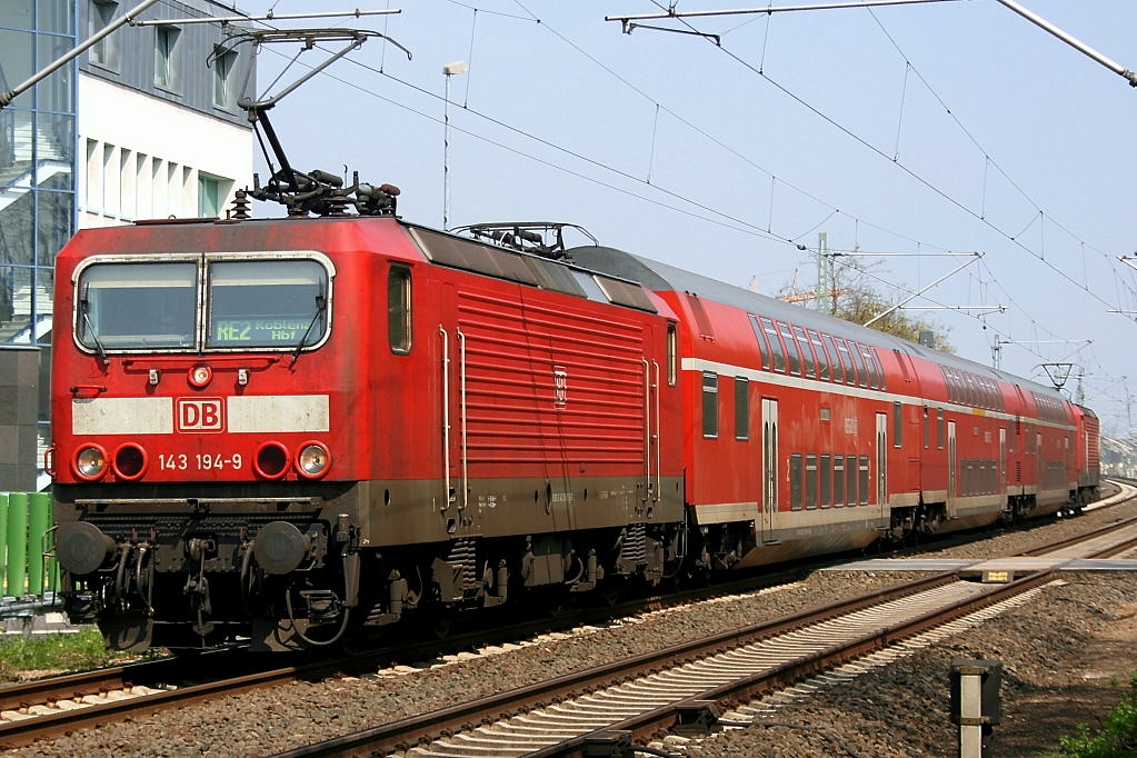 Die 143 194-9 mit dem RE2 in Richtung Koblenz HBF aufgenommen in Raunheim am 19.04.2010.