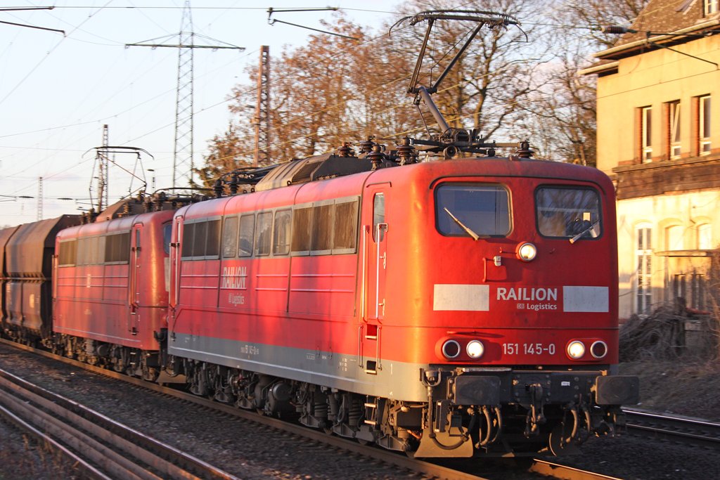 Die 151 145-0 und 151 134-4 mit einen Kohlezug in Ratingen Lintorf am 04,03,10