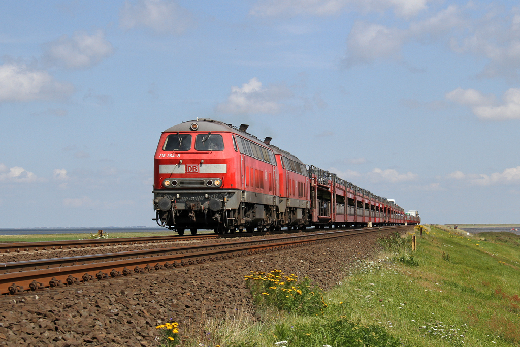 Die 218 364-8 und 218 313-5 auf dem Hindenburgdamm bei Morsum am 14,08,12