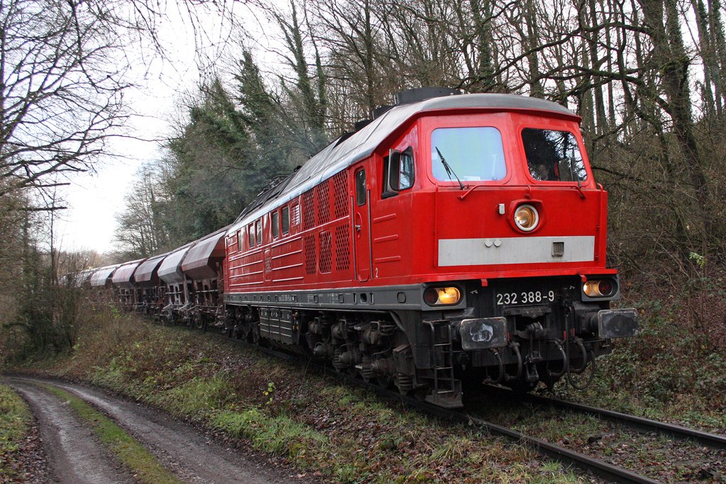 Die 232 388-9 bei der Ausfahrt aus dem Rheinkalk Werk W�lfrath , am 07,12,09