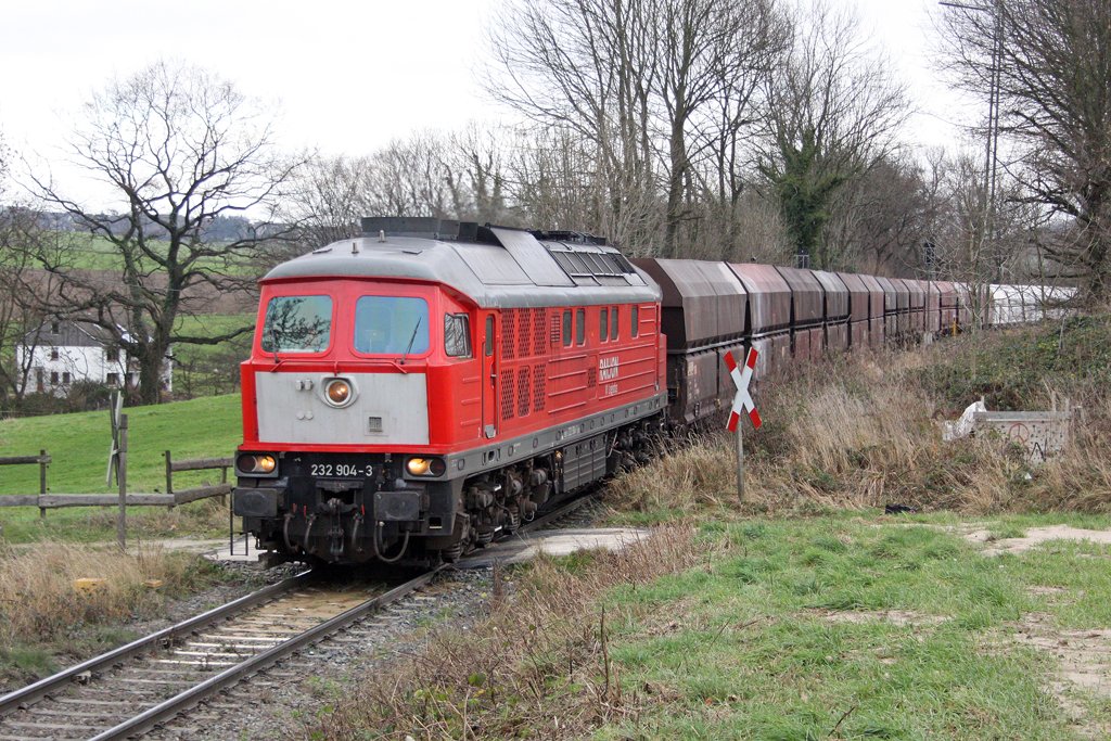 Die 232 904-3 bei der Ausfahrt aus W�lfrath Flandersbach , am 04,12,09
