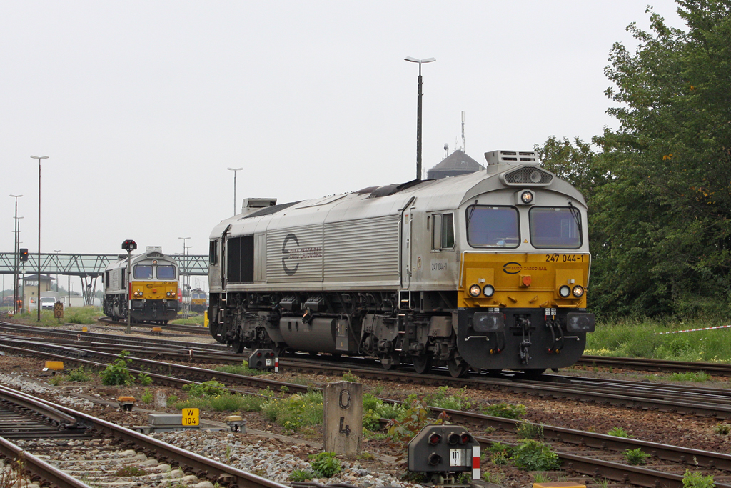Die 247 044-1 in M�hldorf am 01,08,11
