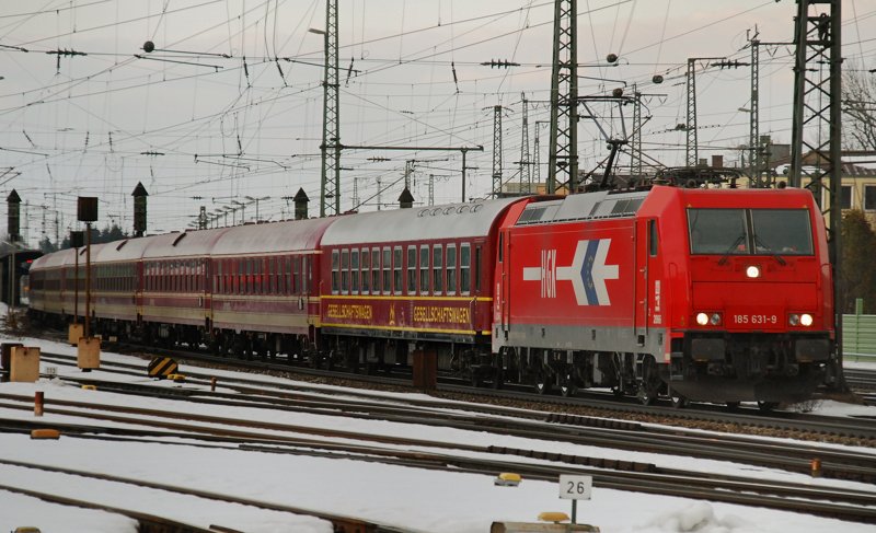 Die HGK 2066, 185 631-9, aufgenommen vor dem EuroExpress, am 20.02.10, bei der Durchfahrt durch Treuchtlingen.