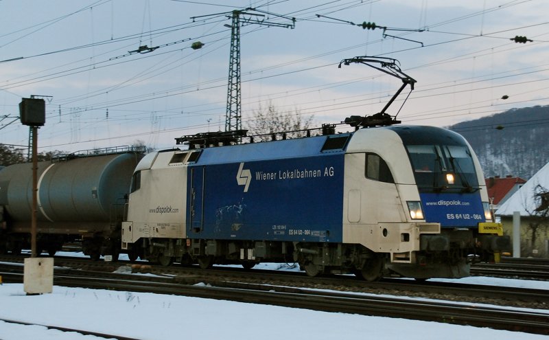 Die Wiener Lokalbahnen ES 64 U2-064, mit arg verschrammter Seite(!), aufgenommen am 20.02.10, bei der Durchfahrt durch Treuchtlingen.
