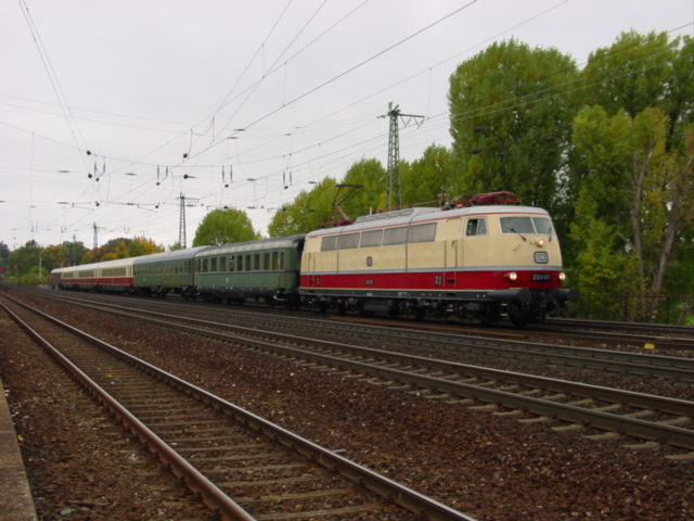 E03 001 mit Sonderzug nach N�rnberg in F�rth(Bay)(11.10.2003)