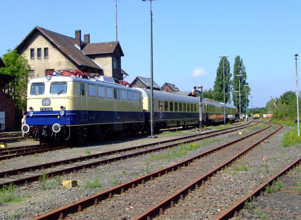 E10 1239 mit Rheingoldexpress der 60er-Jahre am 14.08.2010 im Rheinisches Industriebahn-Museum (RIM) in K�ln Nippes.