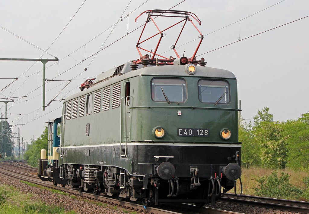 E40 128 mit K�f im Schlepp in Porz Wahn am 10.05.2011