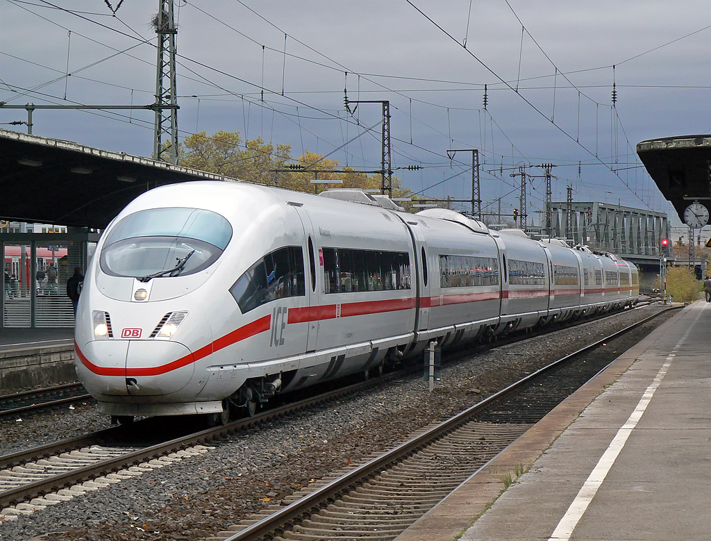 Ein ICE 3 in K�ln/Messe Deutz am 05.11.2010