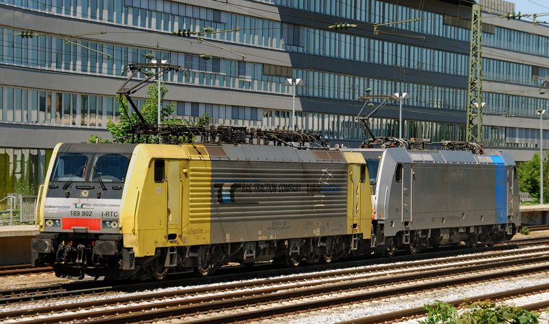 ES 64 F4-002 + 186 287-9, aufgenommen am 16.06.12, bei der Durchfahrt durch den Heimeranplatz.