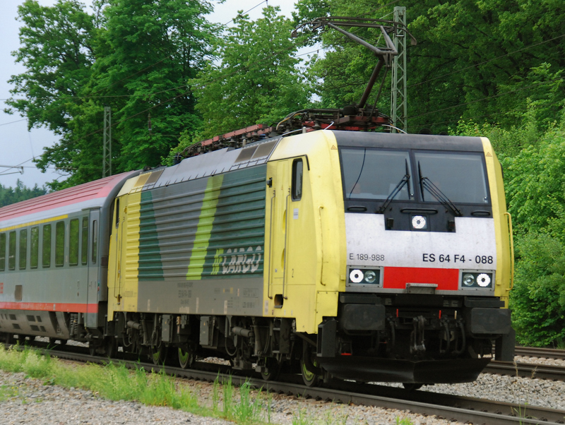 ES 64 F4-088, aufgenommen am 01.06.10, bei der Durchfahrt durch A�ling.