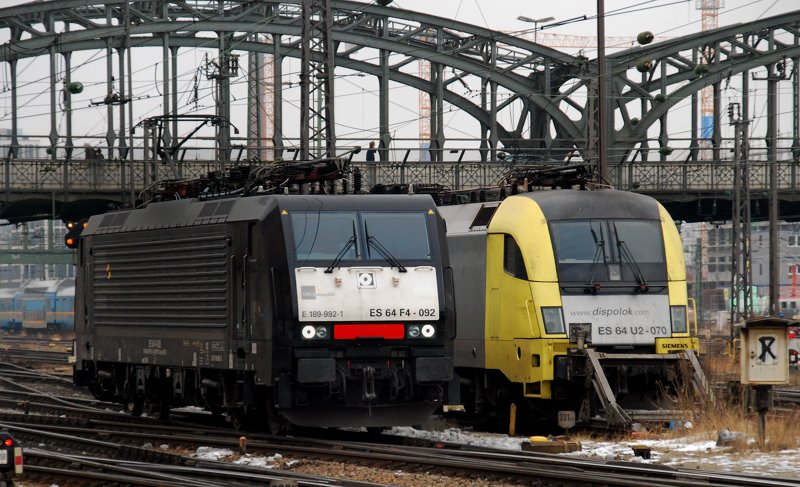 ES 64 F4-092 passiert bei der Einfahrt in den Hbf M�nchen die ES 64 U2-070. Aufgenommen am 23.01.10.