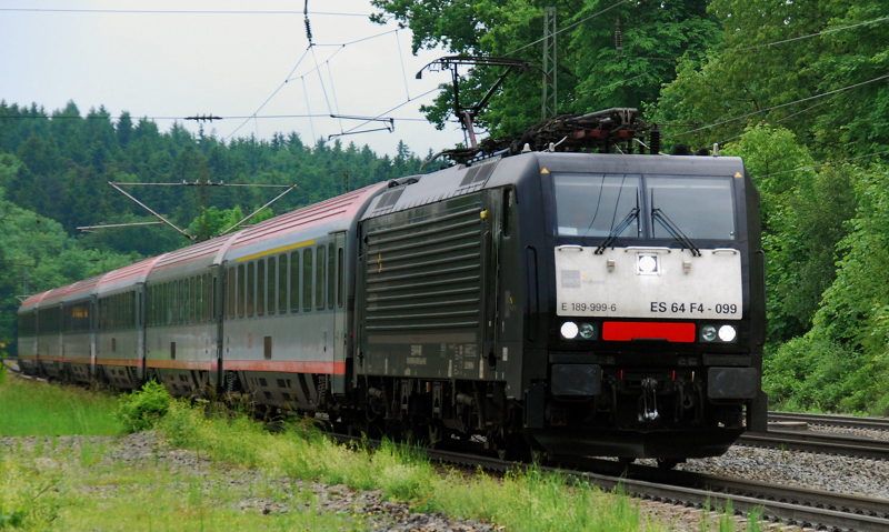ES 64 F4-099, aufgenommen im EC-Dienst, am 01.06.10, bei der Durchfahrt durch A�ling.
