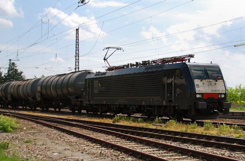 ES 64 F4-211, aufgenommen am 26.05.10, bei der Durchfahrt durch Gersthofen.