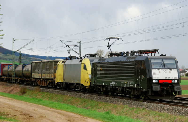 ES 64 F4-287 + ES 64 U2-010, aufgenommen am 21.04.12 bei Treuchtlingen.