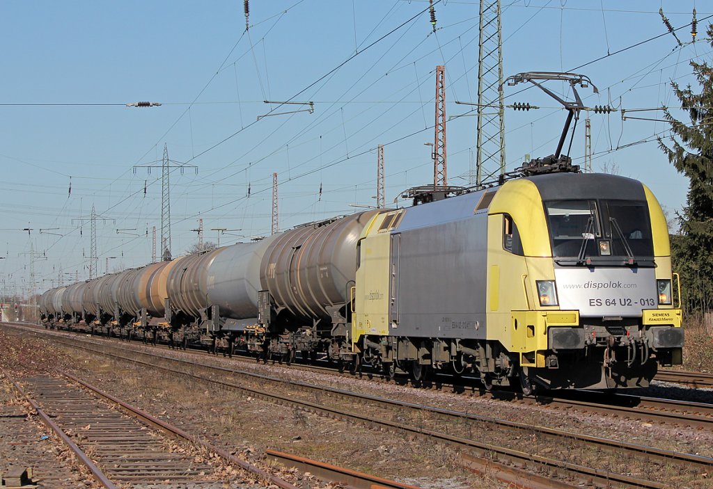 ES 64 U2-013 mit Kesselzug in Ratingen-Lintorf am 07.03.2011