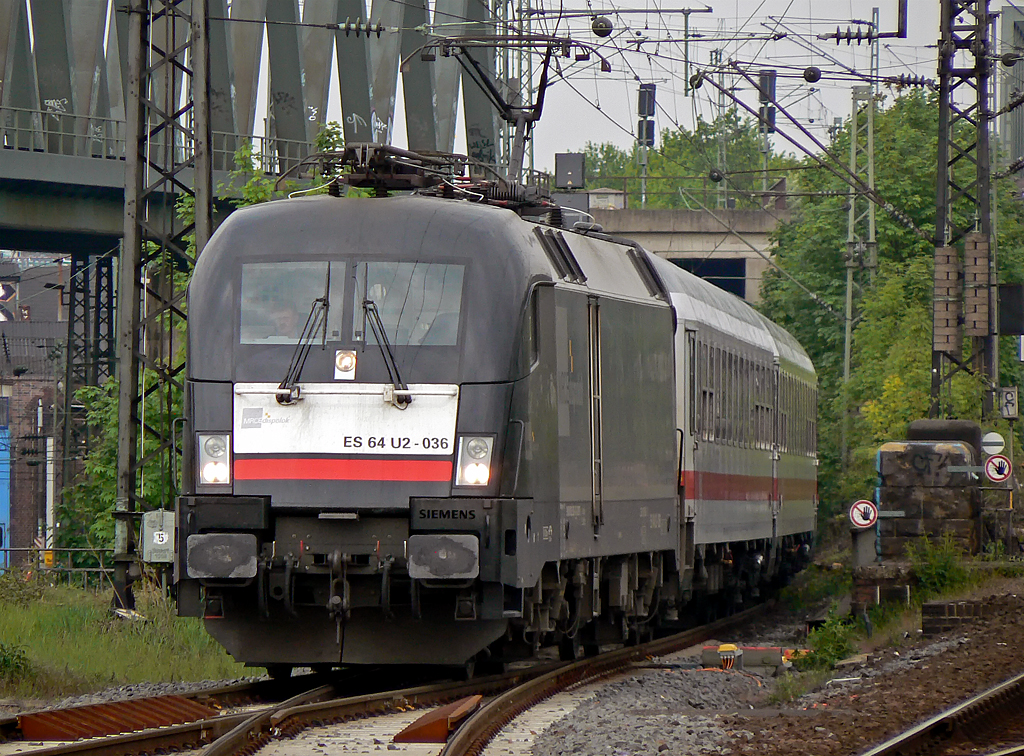 ES 64 U2-024 bei der Ausfahrt aus K�ln Deutzerfeld ; K�ln/Messe Deutz am 09.05.2010