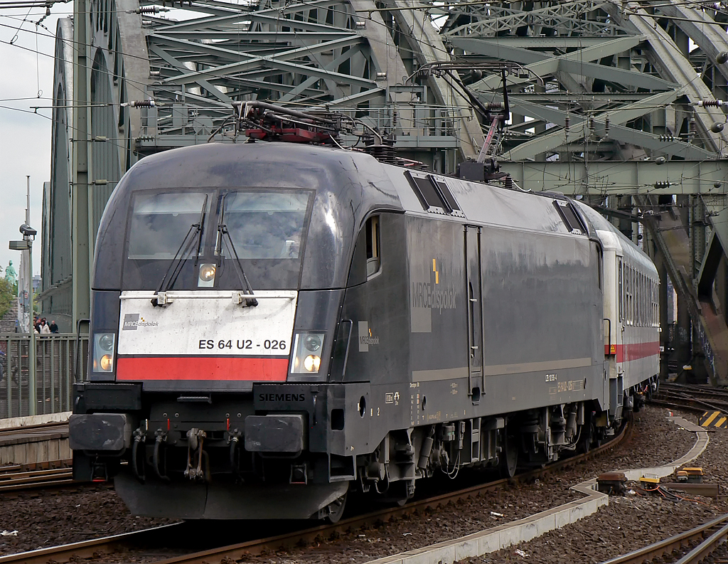 ES 64 U2-026 mit dem IC 2046 aus Hannover kommend bei der Einfahrt in K�ln Hbf. am 02.05.2010